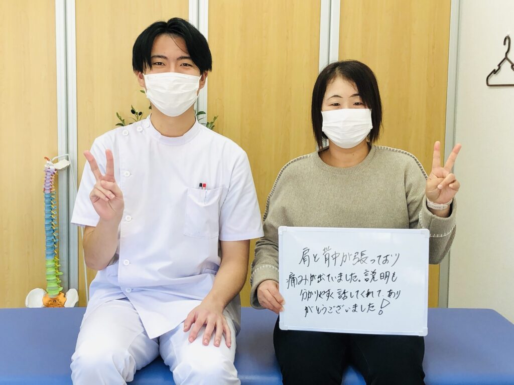 やぎはし整体院春日部店の宅島先生と患者様の写真