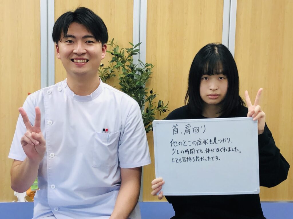 やぎはし整体院春日部店の宅島先生と患者様の写真