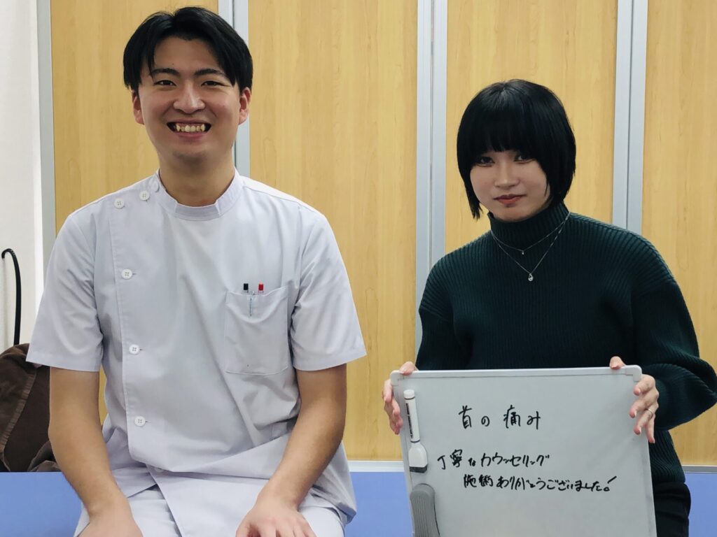 やぎはし整体院春日部店の宅島先生と患者様の写真