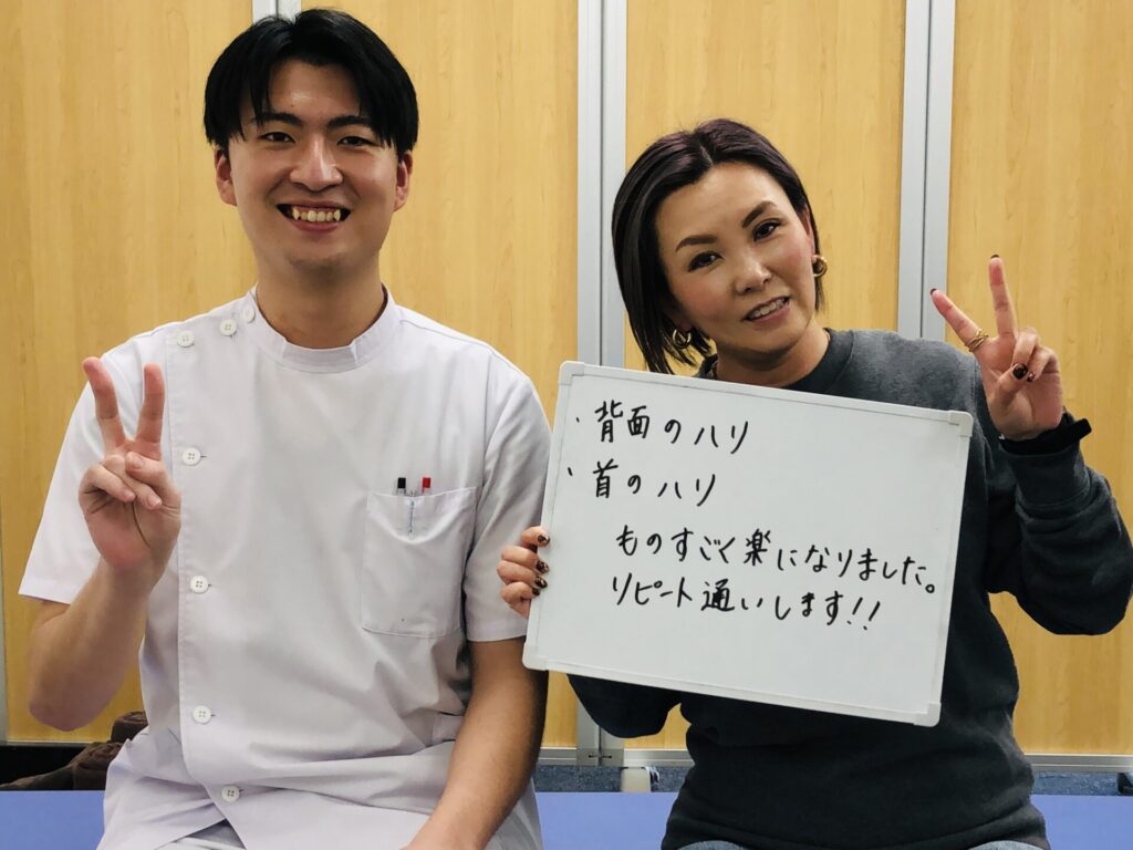 やぎはし整体院春日部店の宅島先生と患者様の写真